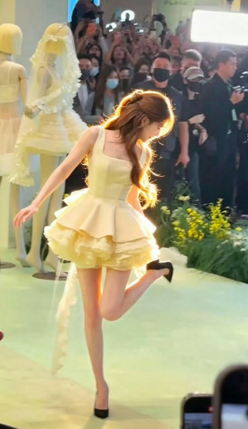 甜妹御姐全都能驾驭的很好，内娱有赵露思了不起