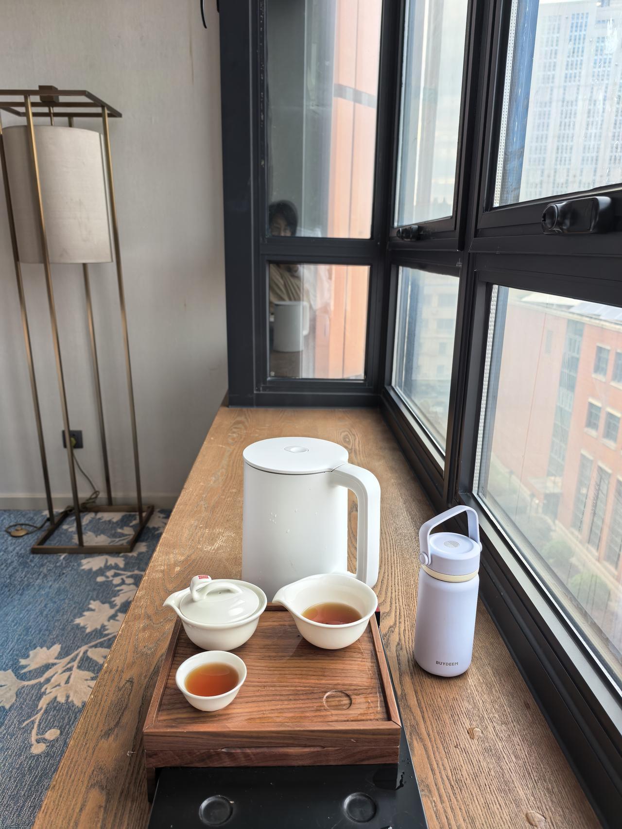 结束工作回到酒店，躺了有一小时，其实也不累，就是想躺着。
起来泡杯茶，茶叶盒里带