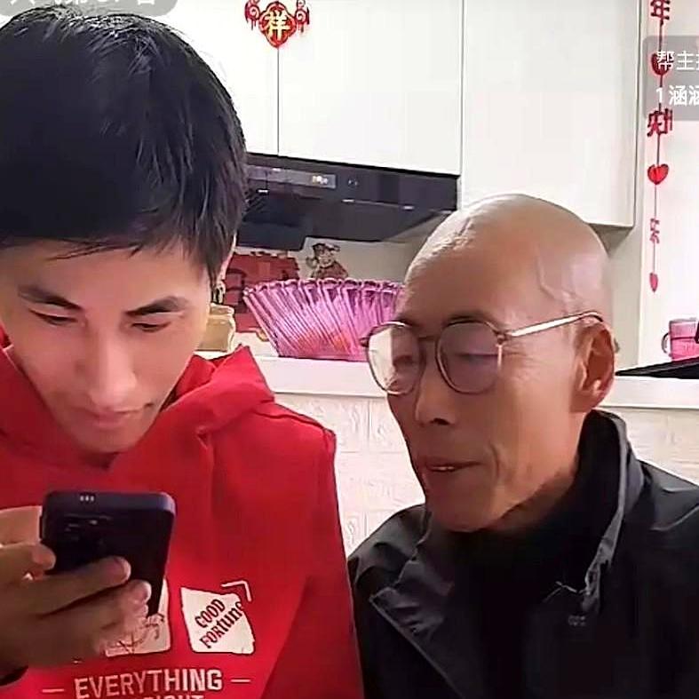 跨越大洋认亲的当晚，57岁的父亲局促地打开了直播间。
 
25年前他在狱中得知儿