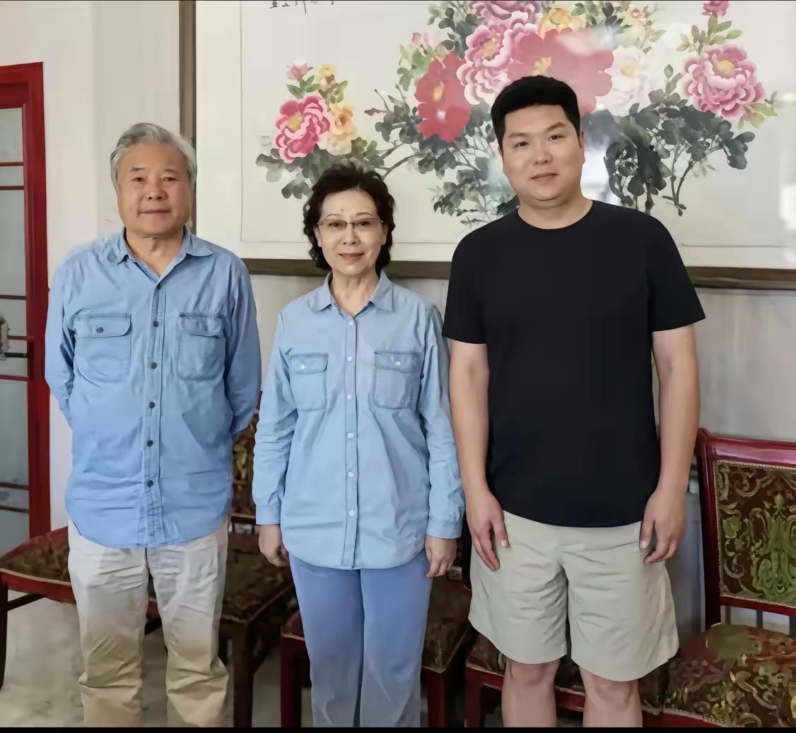 著名女中音歌唱家，和知名导演离婚后，二婚嫁对人，夫妻和睦，家庭美满，你知道这位歌