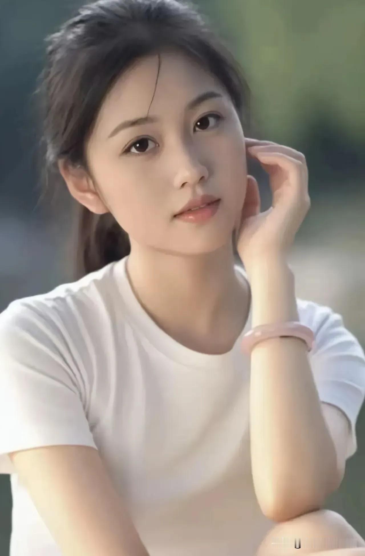 七律·林间雅韵
 
素衣浅淡倚清光，眉蕴春山眼漾长。
玉腕柔环凝雅韵，闲姿静靥吐