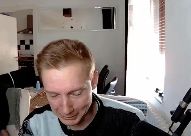 一个德国程序员，直播写代码写了四年。
 
穷到电脑坏了，是粉丝寄零件给他修。
 