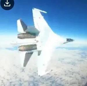 俄罗斯人真猛！9月23日，俄苏35战机在阿拉斯加防空识别区上空为美F16战机实施