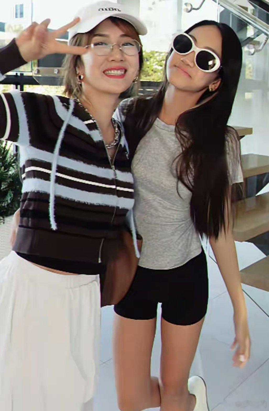 李念14岁女儿正脸李念女儿正脸曝光，这波颜值直接冲上热搜！清秀气质酷似爸爸，高挑