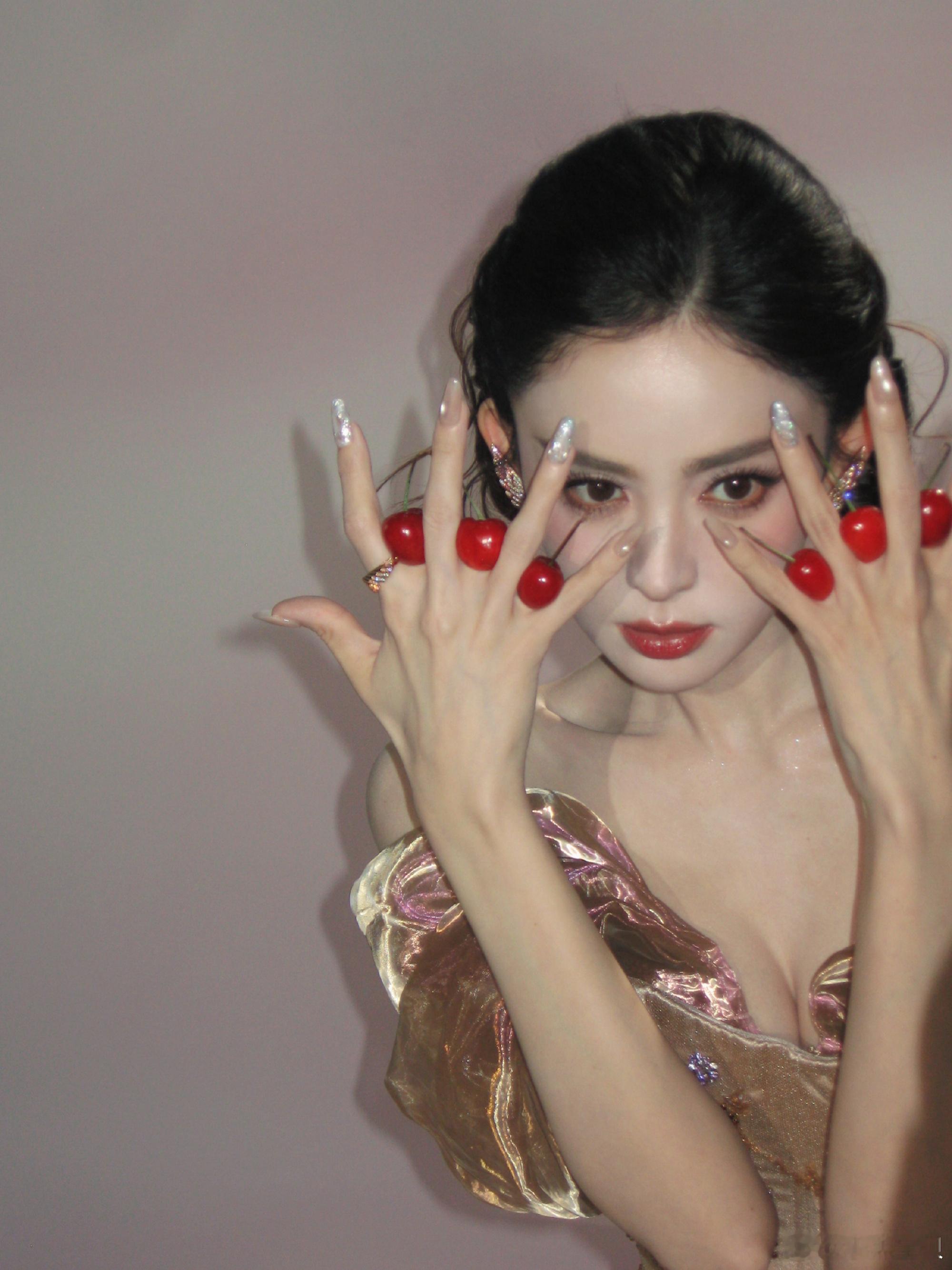 娜扎最新物料： 直播定妆照出图🎀 