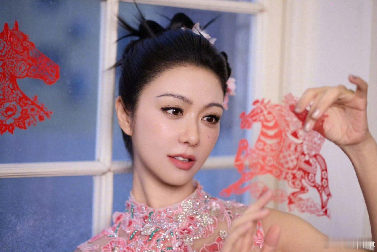 薛凯琪过年45了 春晚《立春》舞台好亮眼！薛凯琪粉色系造型甜度满分，45岁依旧是