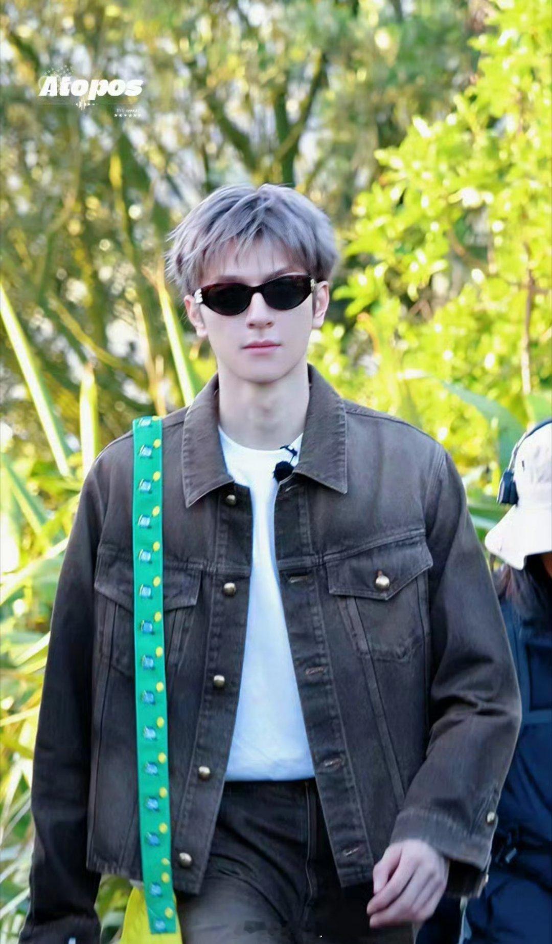 前几天林一在自己的官方粉丝群里说“给你们点颜色看看”，原来是说自己染了灰发啊，这