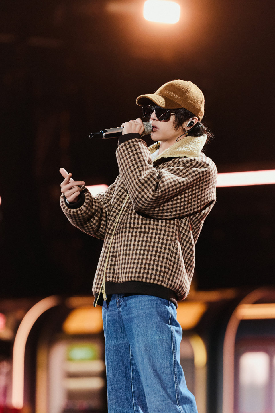 华晨宇彩排照身材比例 湖南卫视跨年演唱会明天就能见面啦！！华晨宇的舞台期待值是满