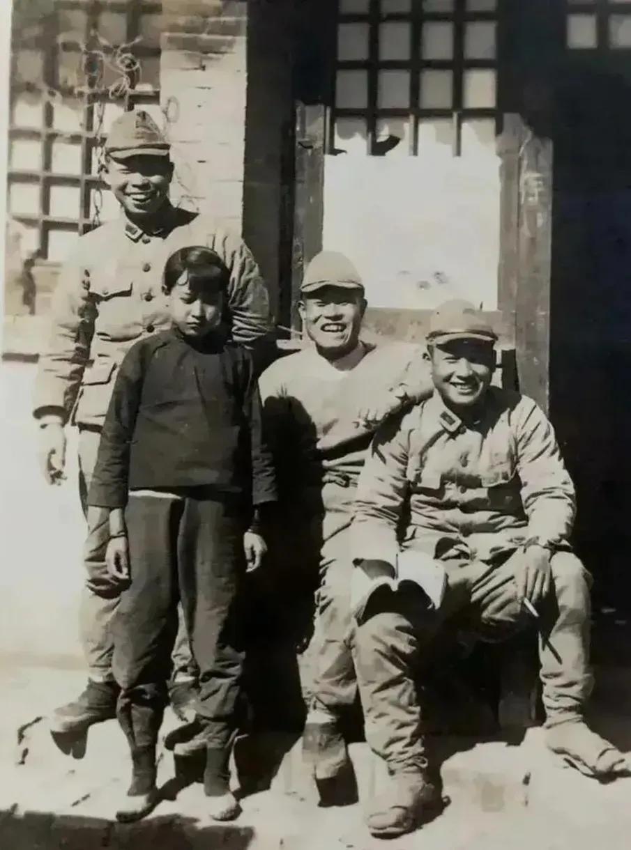 1942年，华北沦陷区，一名小姑娘被日军强行拉来拍照，从照片中我们可以看到，小姑
