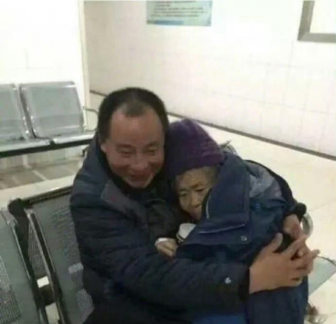 一对母子在车站等车，当时由于气温低大厅也有点冷，大哥就把母亲抱在了怀里，大哥讲到