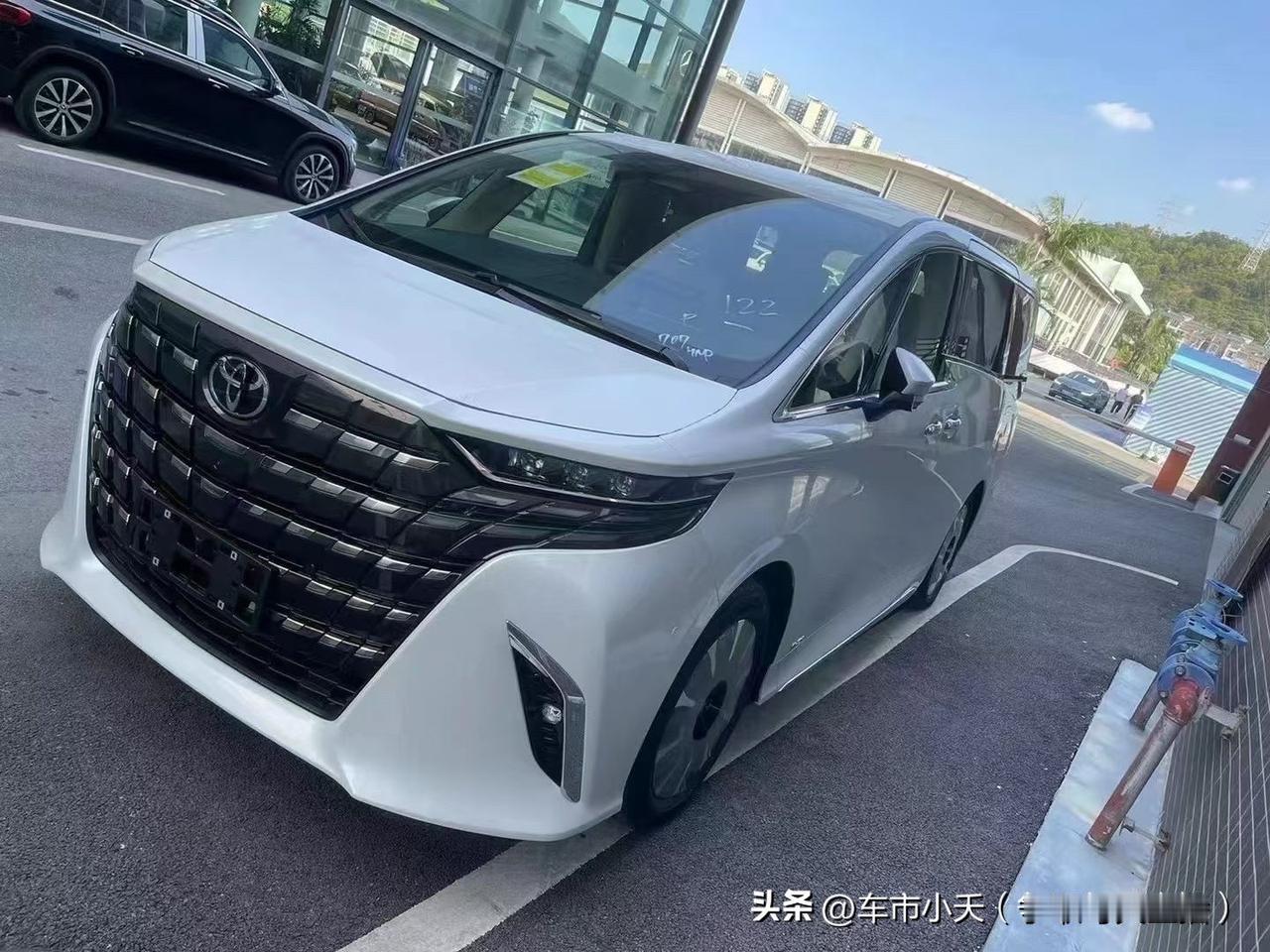 看了下加价神车丰田埃尔法的行情，虽然2025款的黄金版依然加价，但是老款已经开始