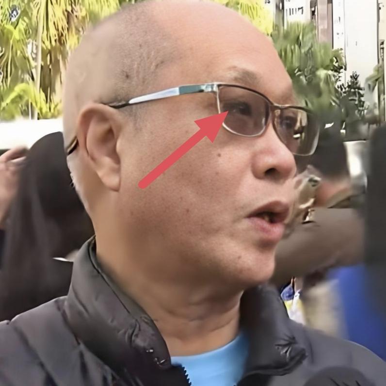 香港大火住户采访里，一位男子哭着谈到自己老婆，当时发现着火就立马给老婆打了电话，