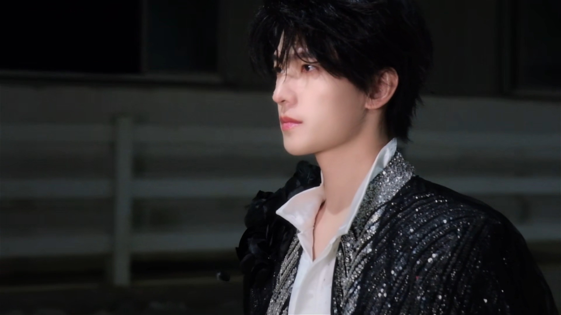 杨洋暗黑撕漫男 谁能懂杨洋这身暗黑骑士造型真的太有质感了🥹冷峻贵气完全就是撕漫