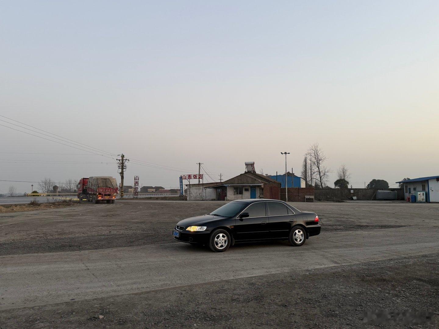 今天的旅程从宜昌出发。先去拍了葛洲坝旁边的老社区，公园里到处都是99年代的样子。