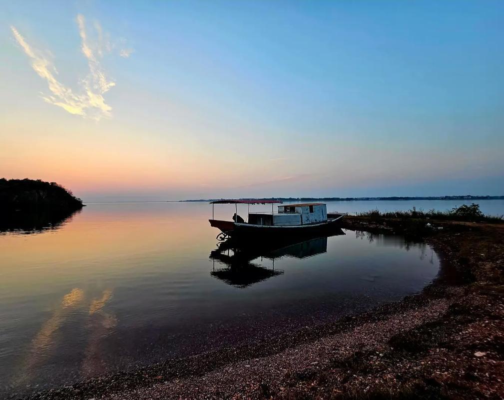 上联：弱水三千只瓢饮；
下联：？？？