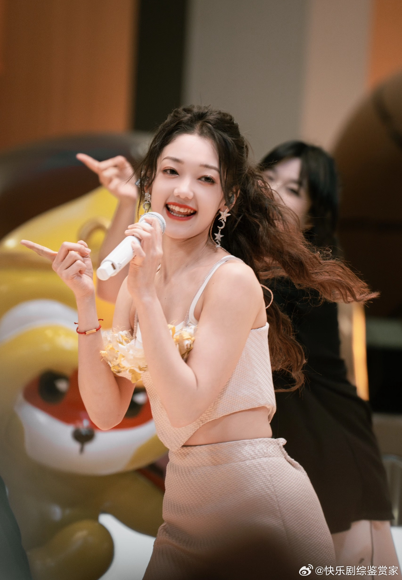 希林娜依高什么都嗑只会害了你！在《主咖和Ta的朋友们》里，她直言自己很少听白小白