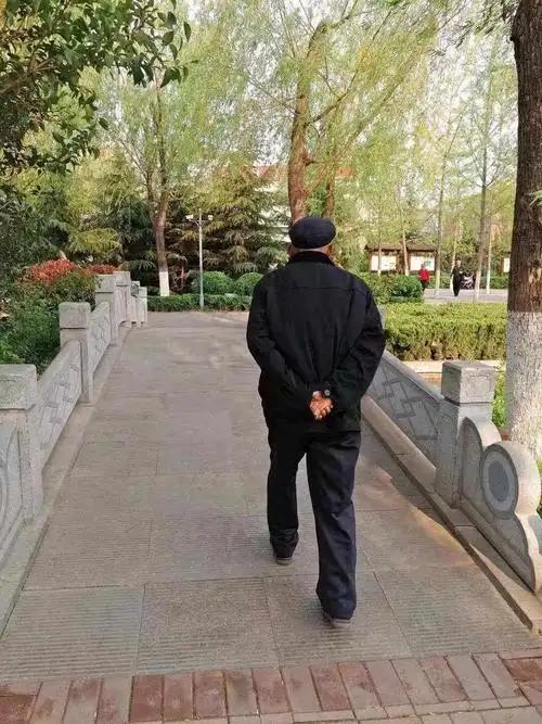 一位退休老人说：“等你老得走不动时，就会明白，退休后到处旅游，耗尽积蓄，是会被反