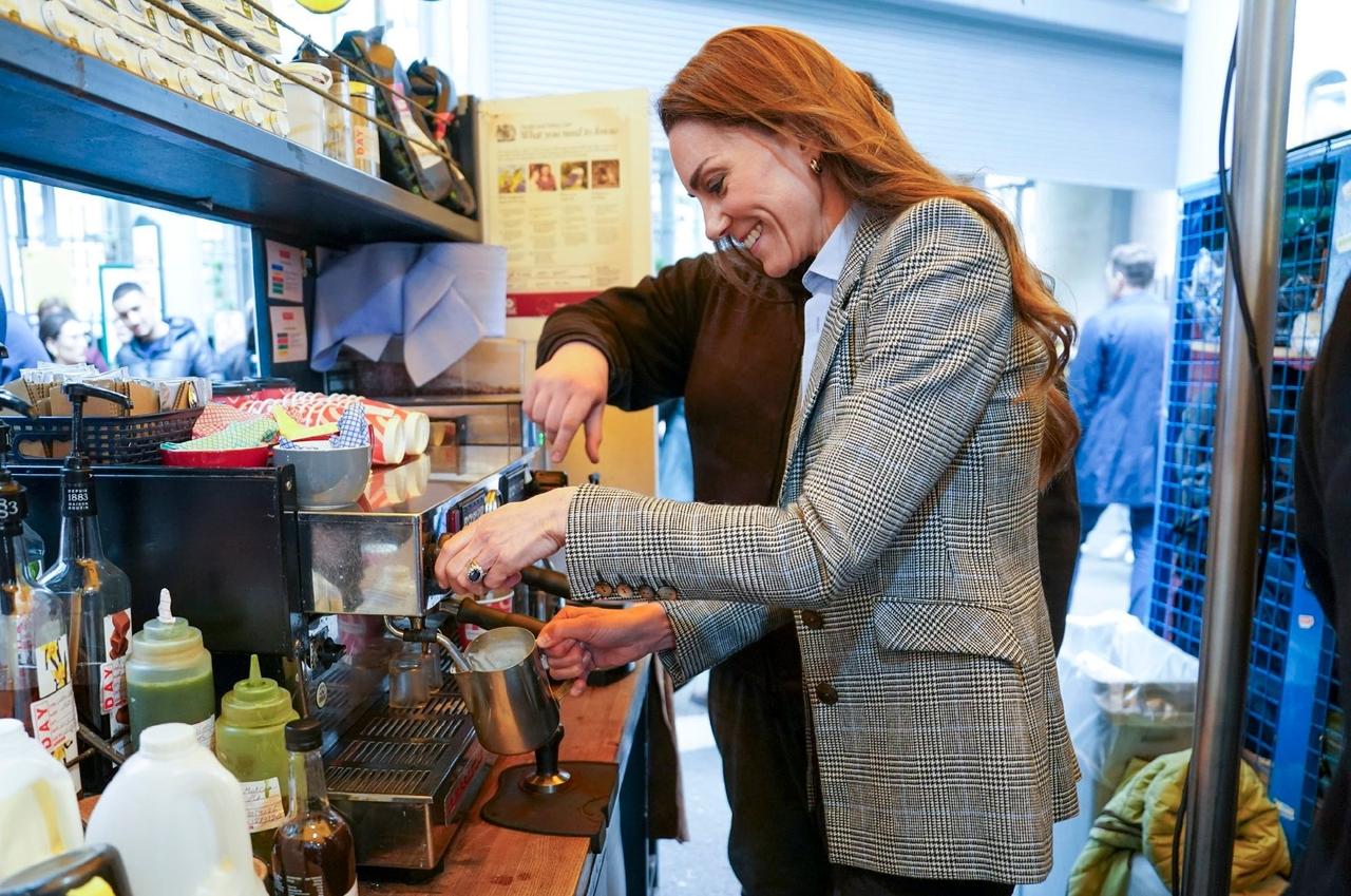 看看这组照片，你知道凯特王妃正在干嘛吗？
这位尊贵的王储妃干的可是一件甜蜜的事情