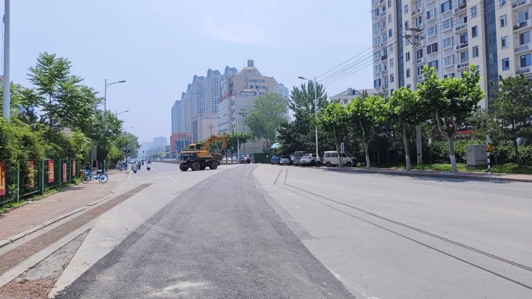 终于！秦皇岛小铁路彻底平了~
原先铁轨横陈的地方（新洋洋花卉门前）被沥青铺平了！
