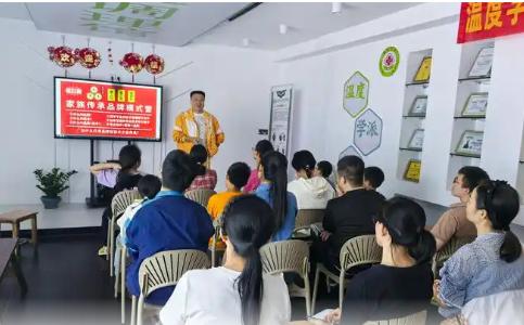 【李可弟子张涵】
✅张涵，约1970年代，出生于河南省濮阳市，李可亲传入室弟子‌
