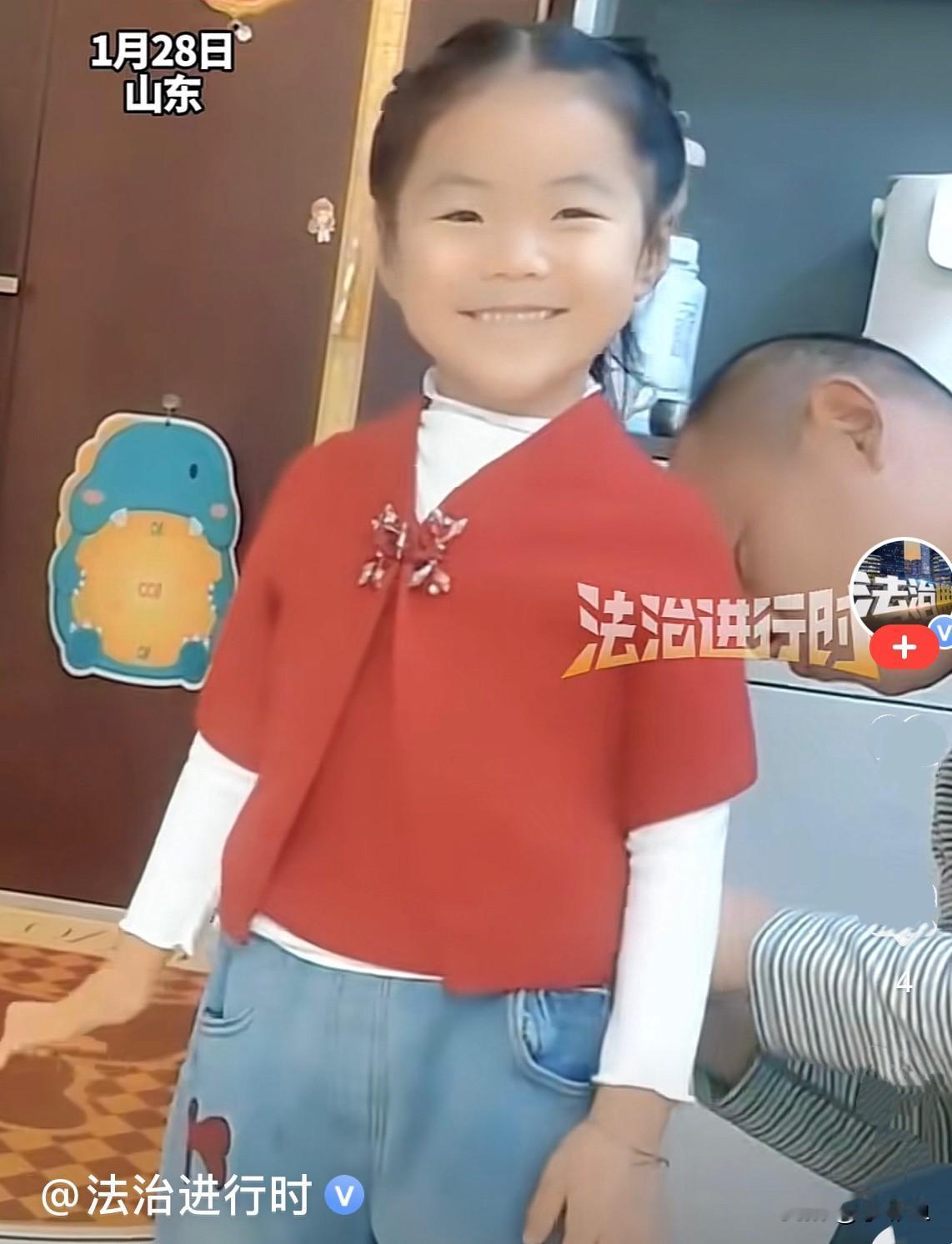 近日，山东一小女孩早晨去幼儿园非要穿红衣服，这时妈妈想起来了，昨天晚上老师通知了