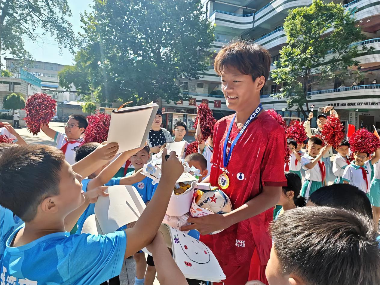 中国足球小将樊禹初的成功：部分可复制，但无法完全复刻
 
樊禹初的成功是个人天赋
