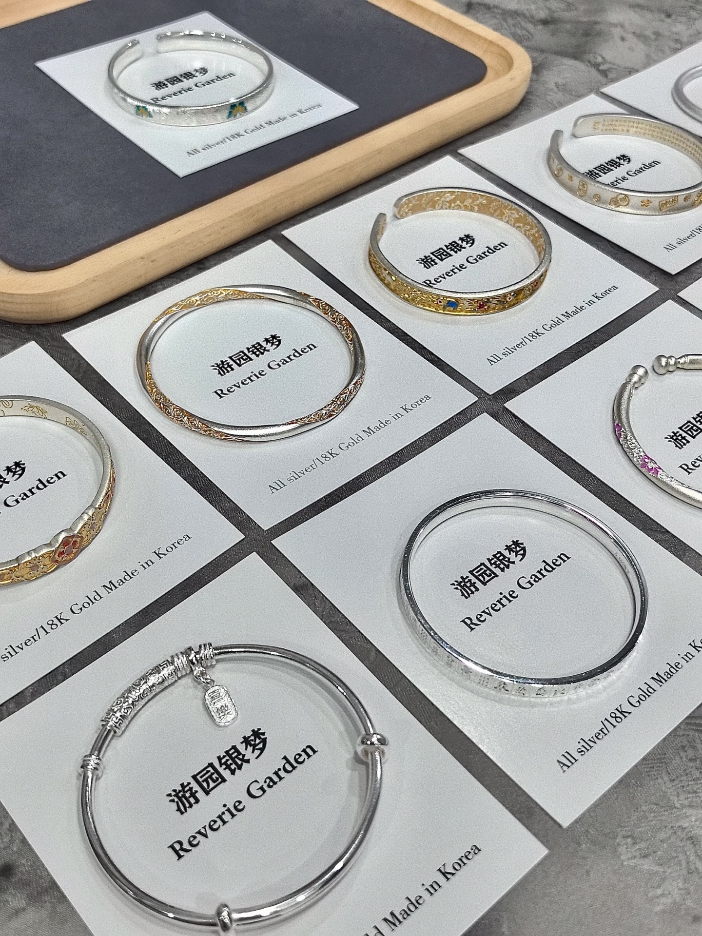 金价我身边有些朋友结婚就一直在纠结要不要买三金，因为金价一直狂飙，但如果不买的话