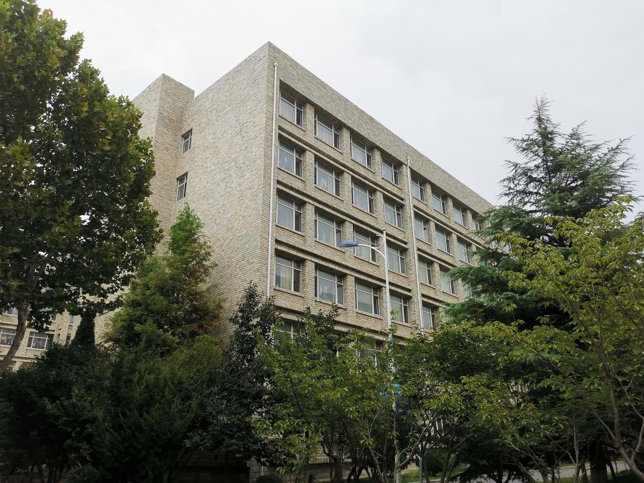 【2007年建立的大连交通大学旅顺校区】
        大连交通大学旅顺校区一