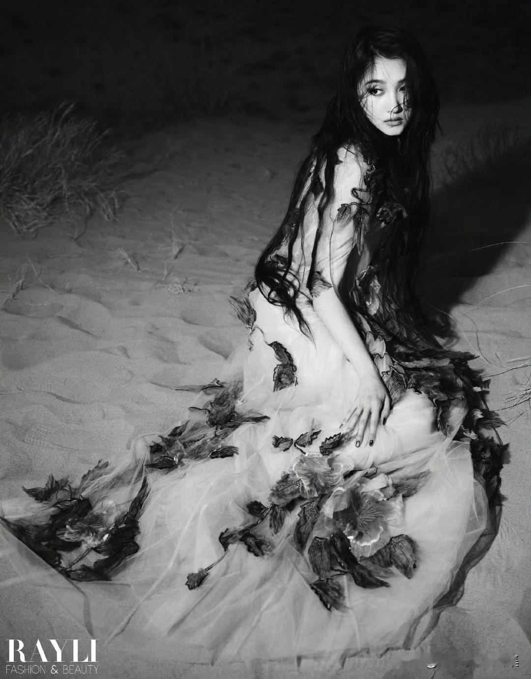 关晓彤这组瑞丽闭年刊封面的迪拜大片真的太绝了！在迪拜的异域风情里，她的魅力不经意