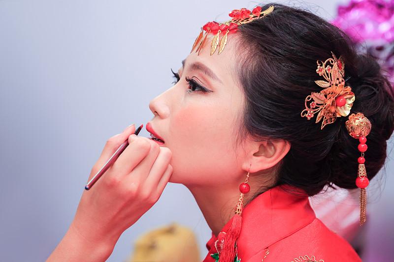 最近刷到好多AI生成的中国红妆图，直接把我对中式浪漫的好感拉满了。
红妆十里的氛