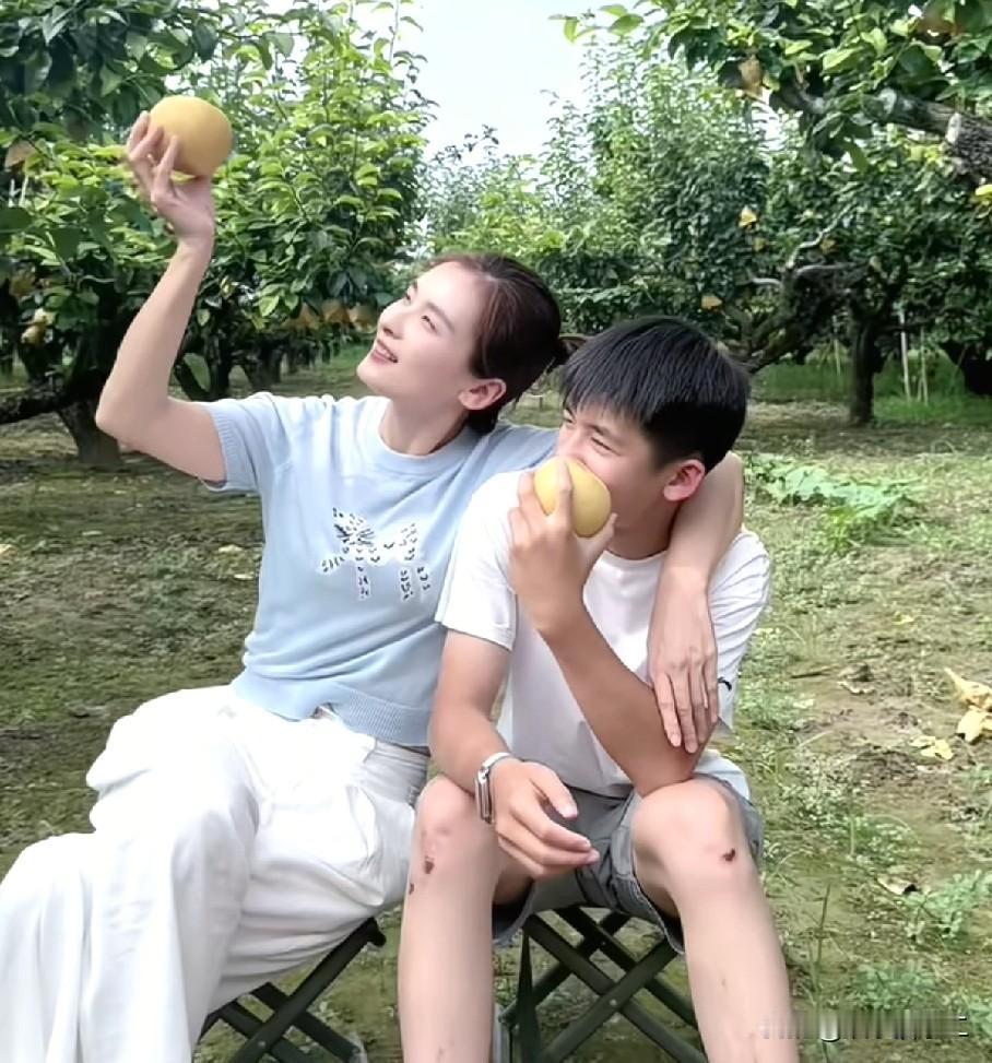 瑾汐儿子为了给妈妈明天的直播做宣传也是拼的，佩佩第一时间出现，直言瑾汐的三个儿子