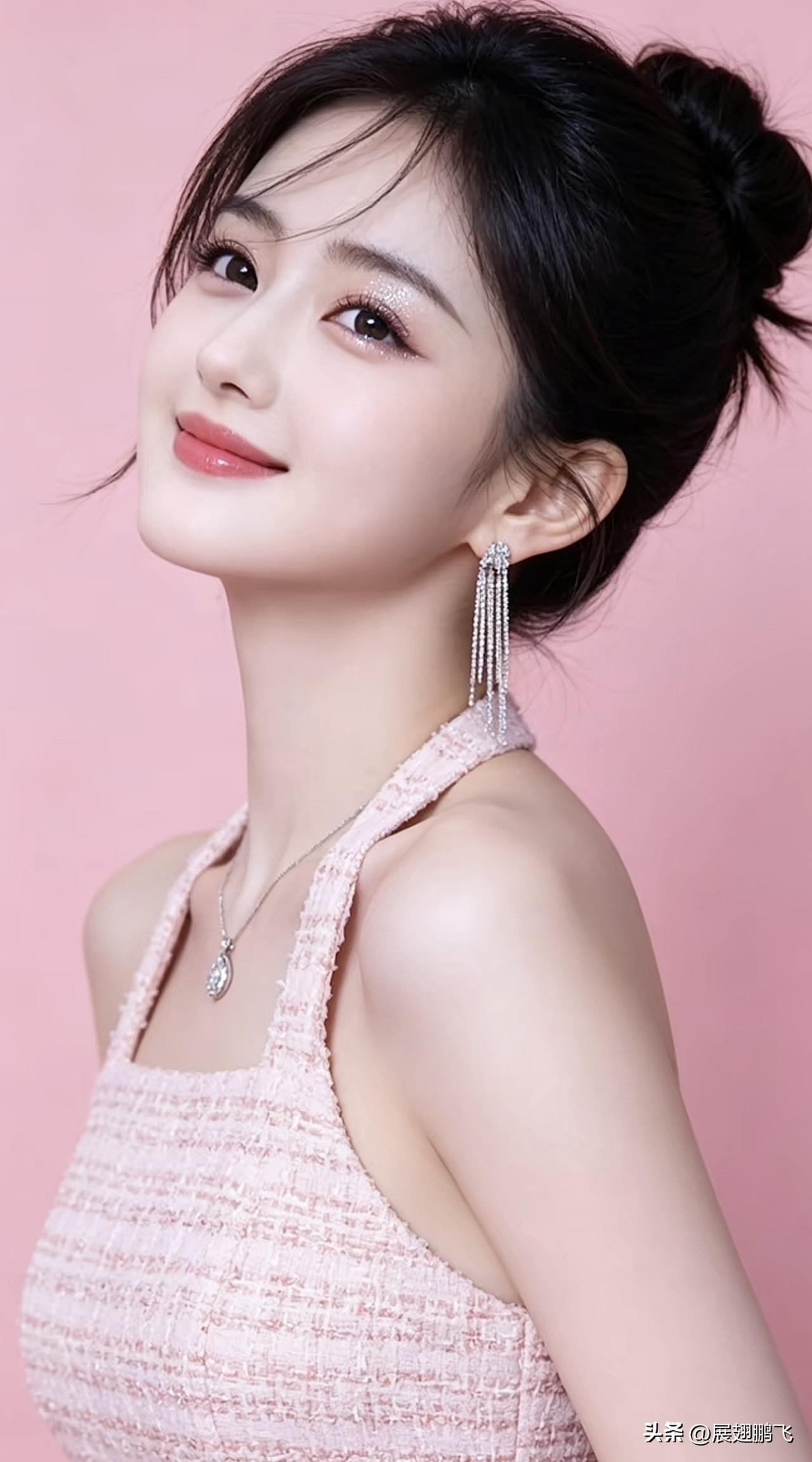 甜美少女风，粉色背景下的优雅微笑甜美微笑写真 粉色的穿搭风格 粉色的治愈系 粉色