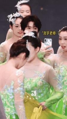 如何得到刘宇的合影 北京台春晚 原来和刘宇合影的底气，是他给的！专注对视的眼神超