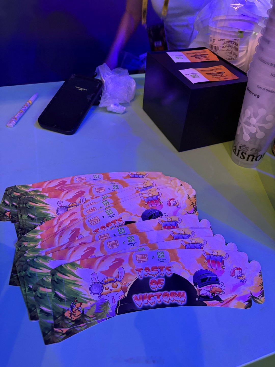 现场有免费的奈雪和甜点恰！！在现场的宝子们快来和平精英世界赛决赛揭幕战 路酱的赛