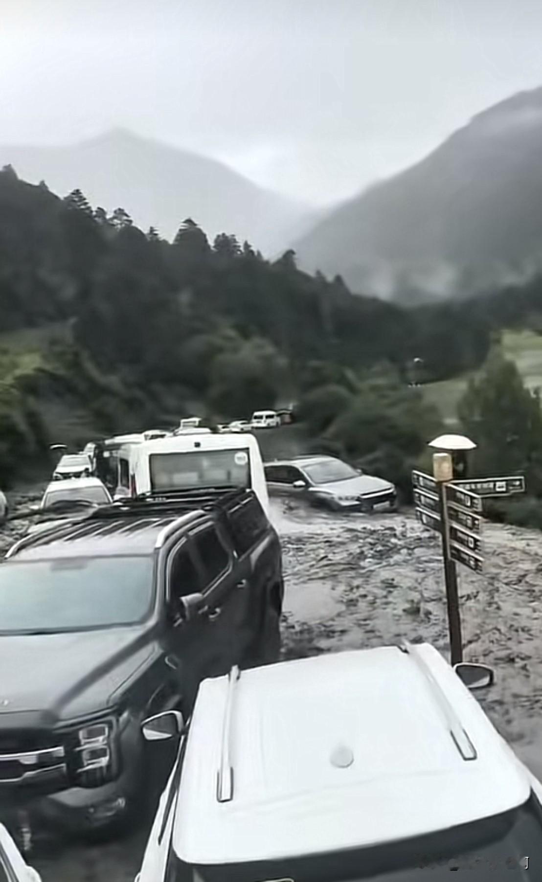 刚才看到的，香格里拉无底湖景区突发泥石流大量旅游的车陷在泥里。
记不记得前几天我