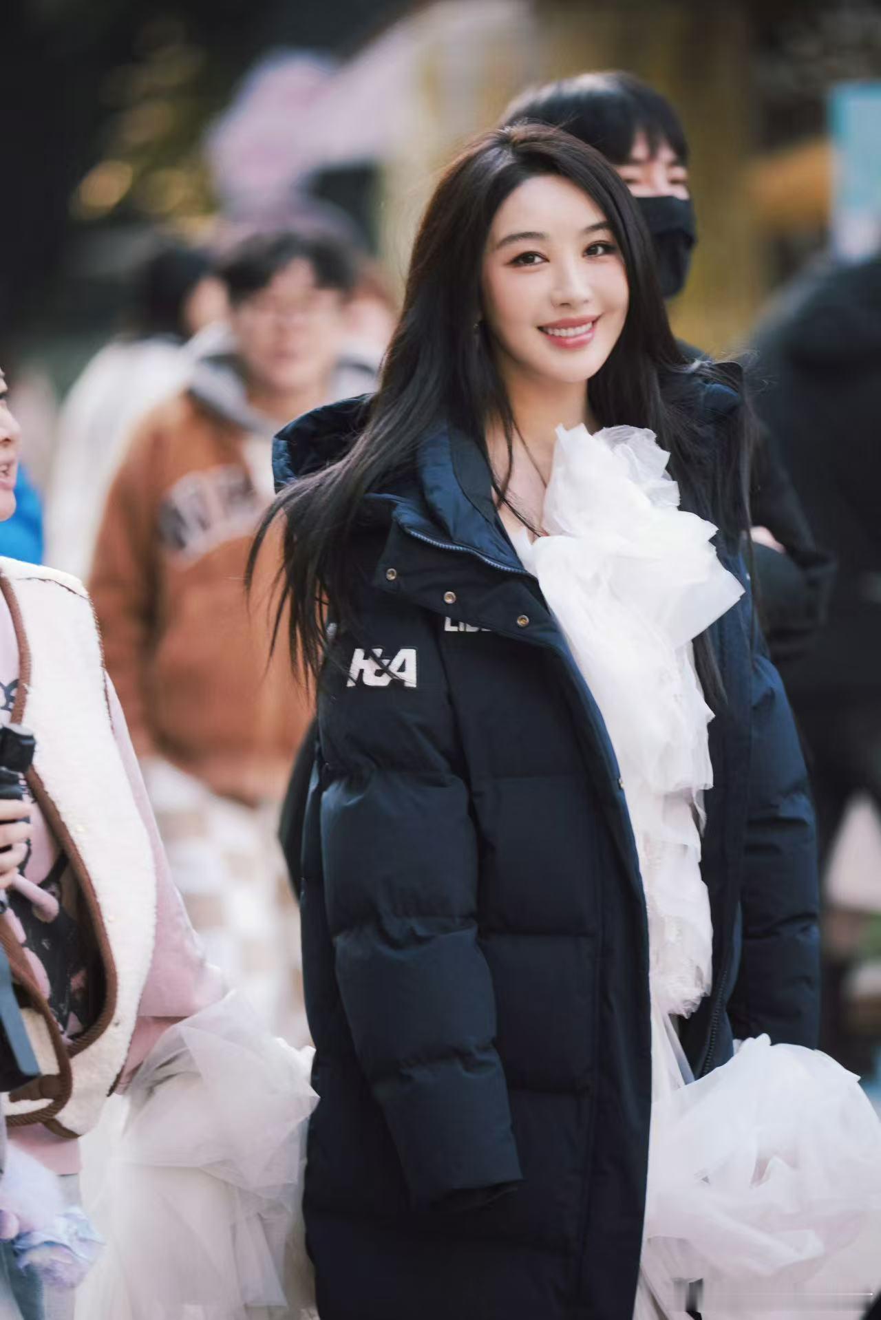 李菲儿今天出席成都活动，这个状态谁看了不说好！美貌气质完全满分💯 