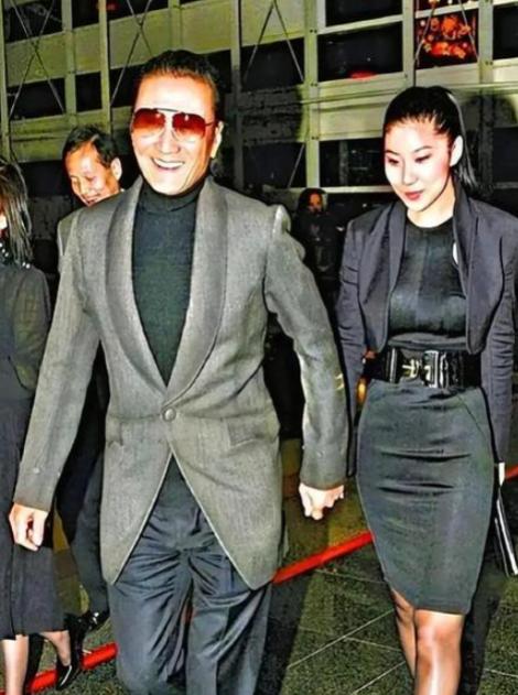 2005年，谢贤在上海结识了才20岁的嫩模coco。姑娘刚刚失恋，心情情绪十分低