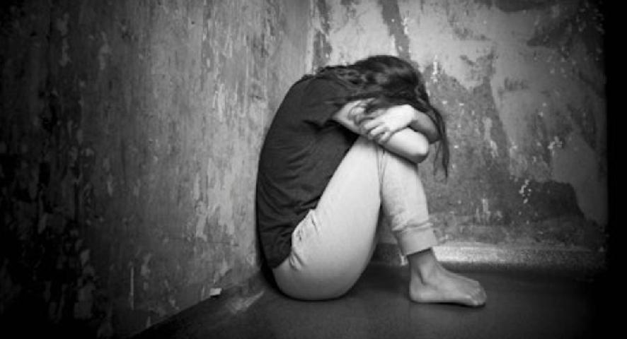 印度15岁少女控诉遭4男绑架，车上轮奸凌辱9小时，印警拘22岁货车司机。
据《印