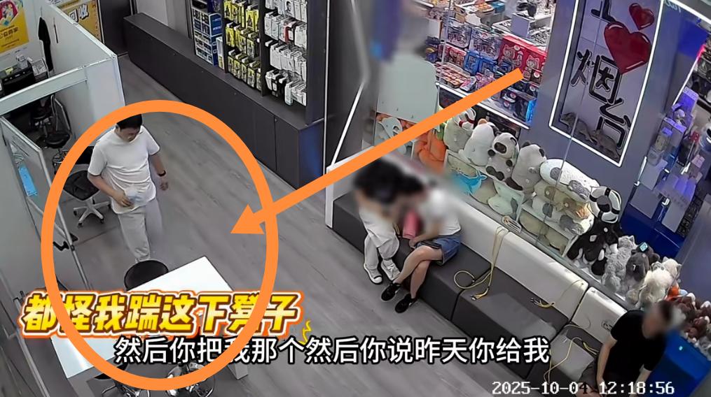 男子扯坏免费充电线后续。
身份初扒，迫于舆论的压力，男子主动联系了店老板，承认自