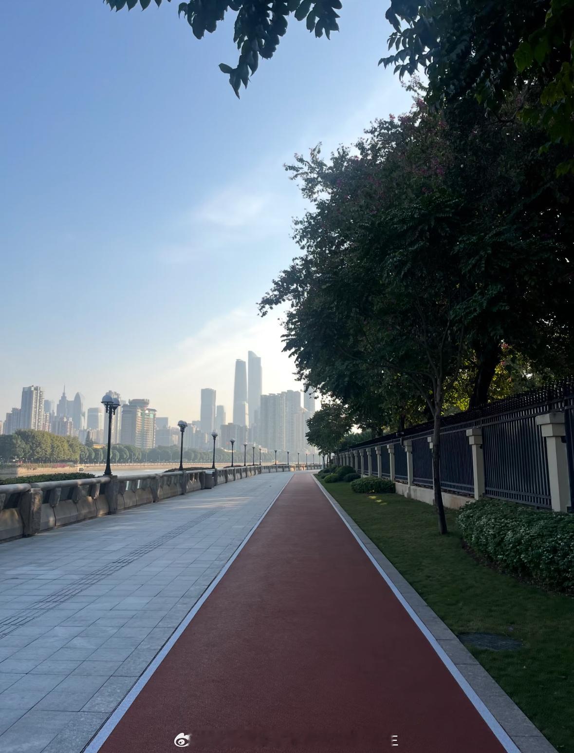 兄弟们周六早上好啊，大家今天都有什么打算？我出来走一走，运动一下身体，这么好的天