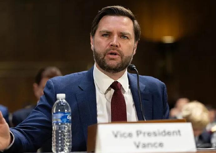 美国副总统万斯最近又整活了，说起格陵兰岛那叫一个“情真意切”。他对着镜头表示：“