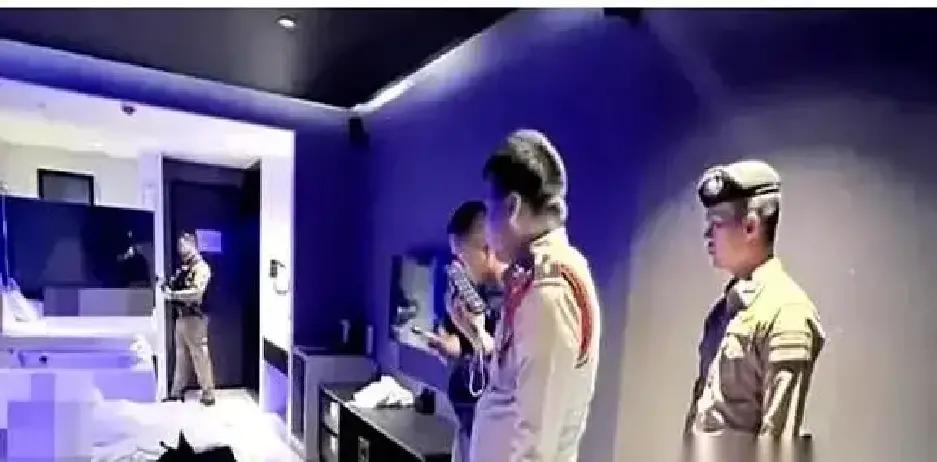 快讯！快讯！
五星酒店的房门关上，21岁的人生就被按了暂停键。床头那瓶所谓“开心