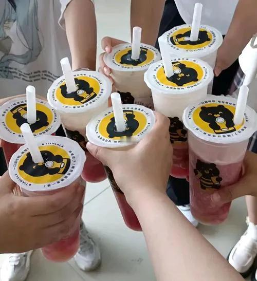 都是谁在喝奶茶？

我可能一年喝两次，是真没啥好喝的，还有这东西好多人发朋友圈什