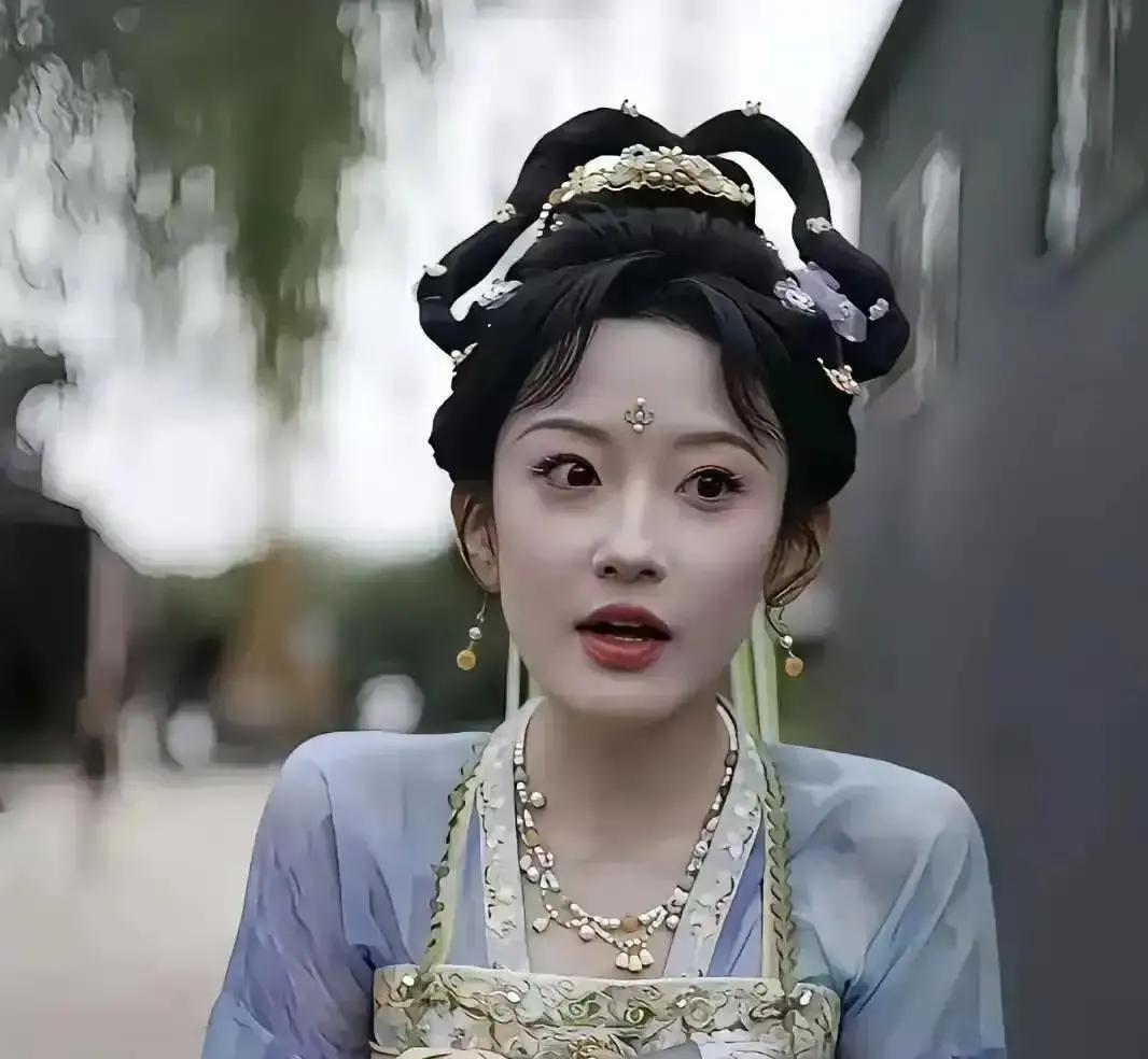 短剧片酬砍半，她靠一个手势爆火
 
5万块拍一集，导演先问“能三秒让人哭吗”。韩