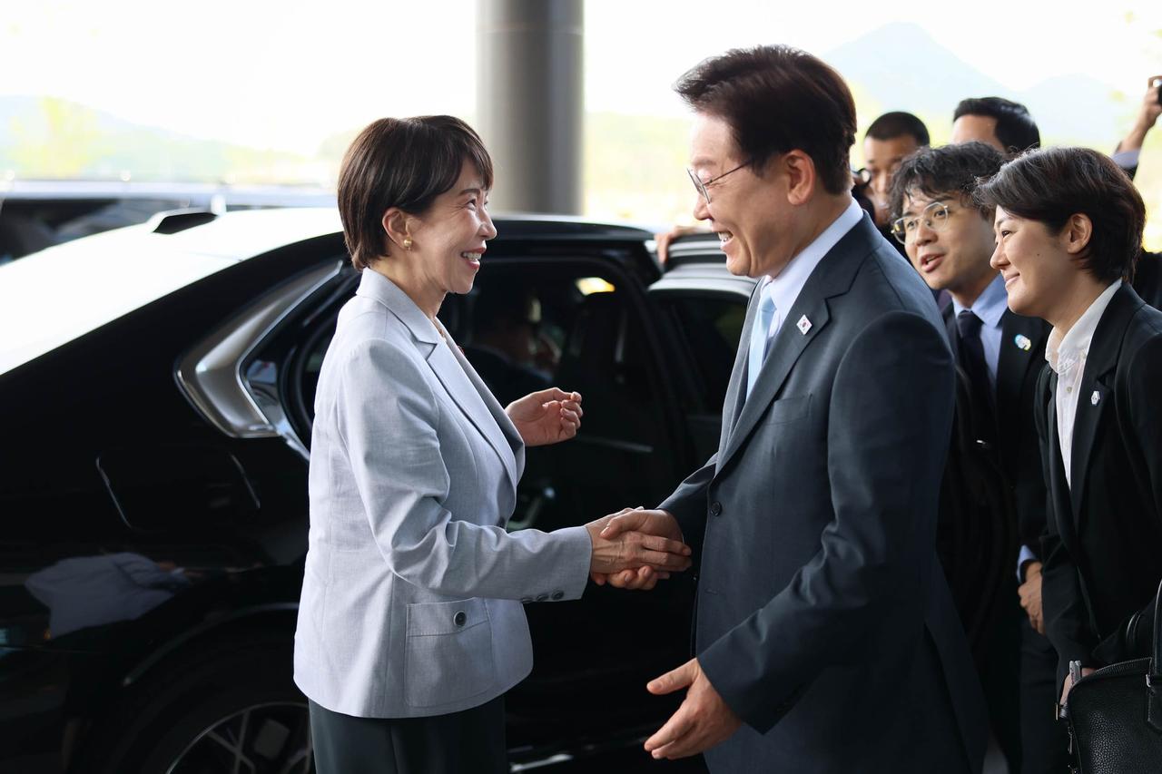 日本首相高市早苗在自己的社交媒体上发布与韩国总统李在明会面的照片。