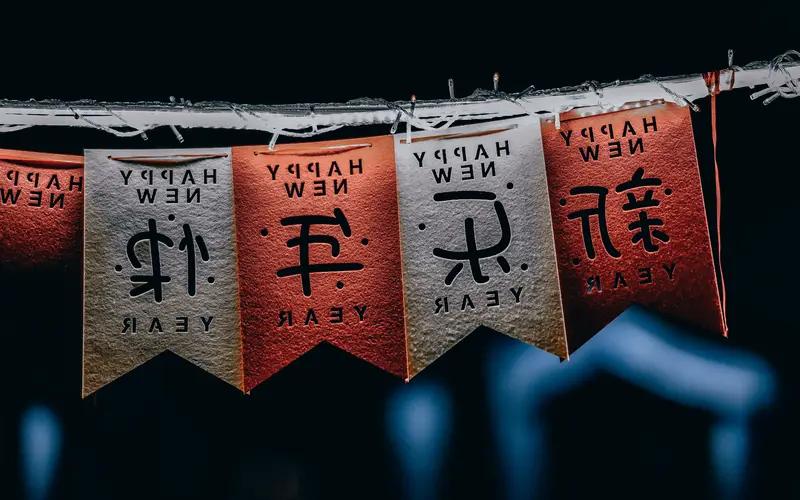 一人一句新年祝福 新年到啦，祝福必须安排上！愿新的一年，卡里不缺钱，晚上不失眠，