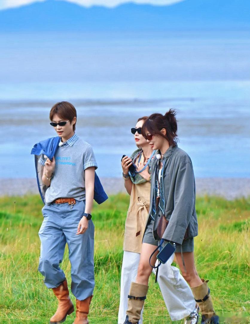 向野四美打水漂被路人哄成胚胎 高叶姐扔石头时头发被风吹乱，结果路人喊“凌乱美”把