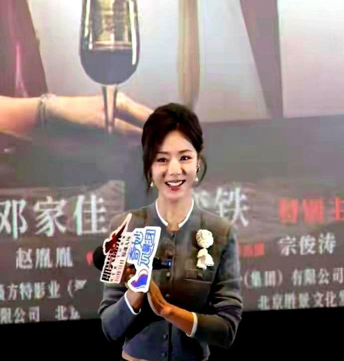 别再扯什么纯欲风了。
现在街边最飒的姑娘，  
浑身上下就写四个字：**别来沾边