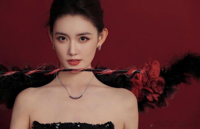 看了网友混剪更确定蒋依依需要突破性角色，她跳舞练出的形体姿态特别适合演高贵冷艳的