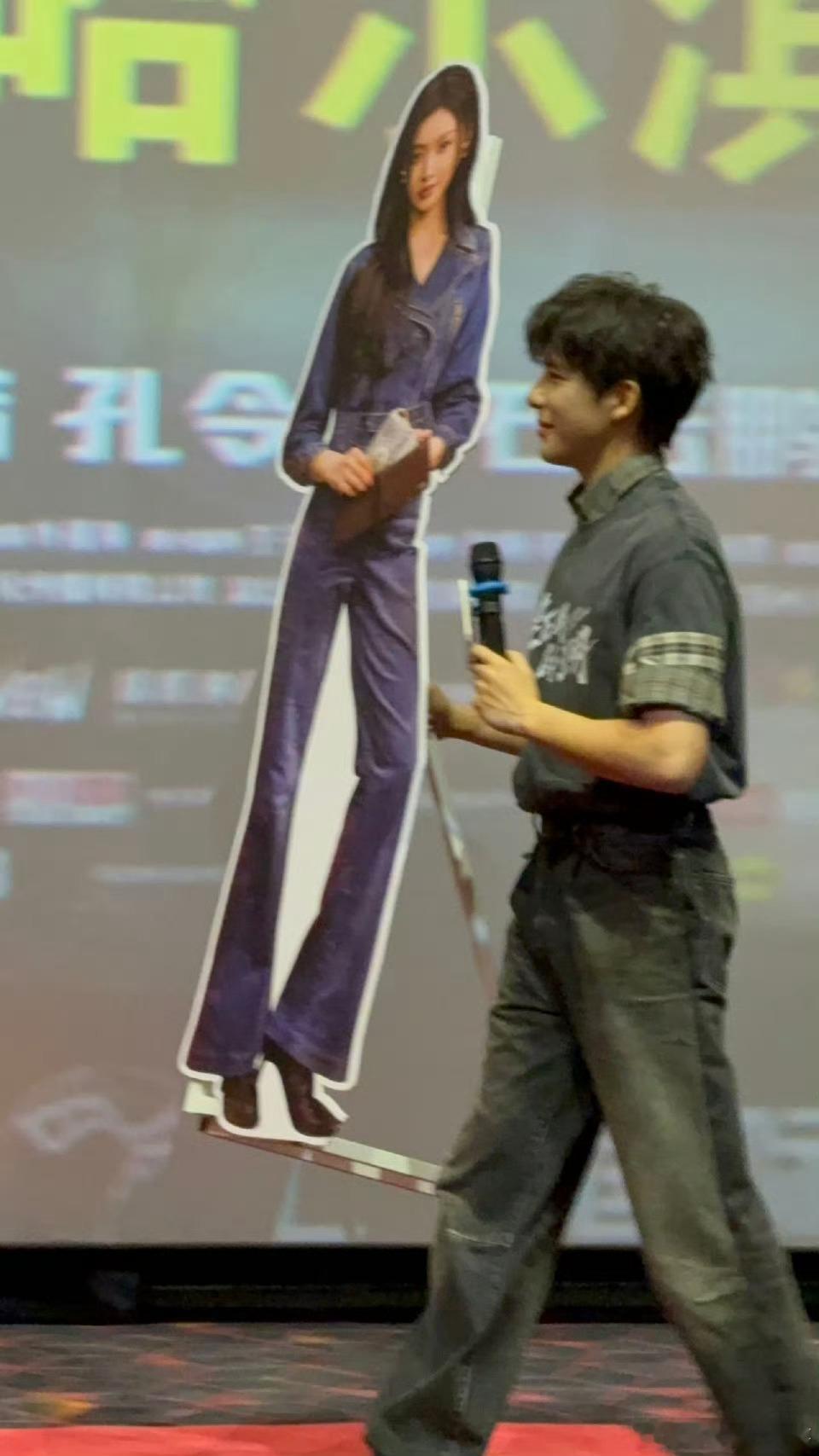 王安宇扛着张天爱满哈尔滨跑扛着立牌满哈尔滨跑这操作太会整活了，不允许有人忤逆毕正